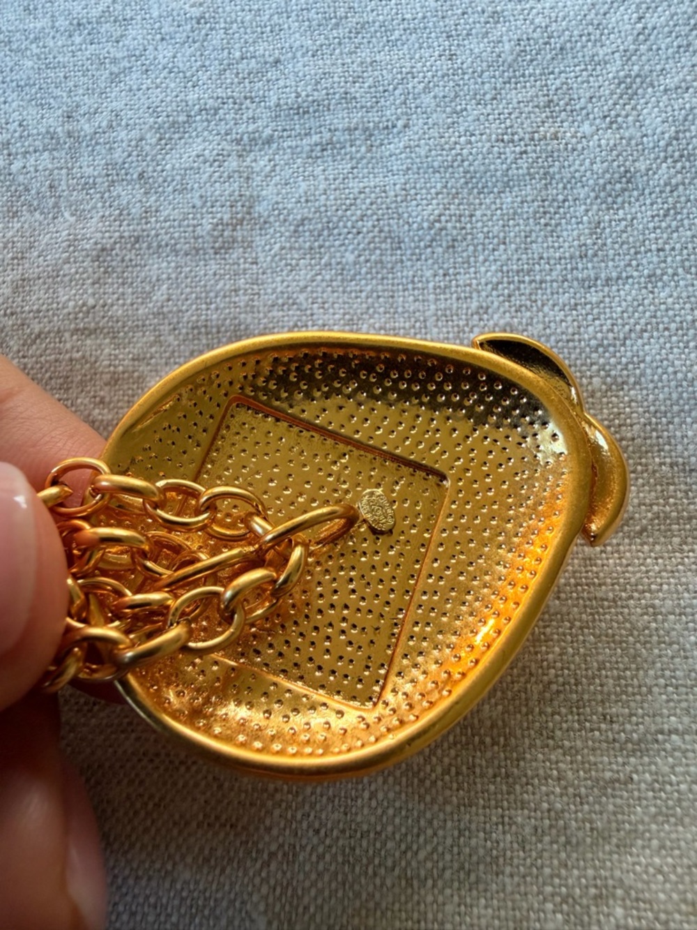 💚Vintage CHANEL Gold-Tone Necklace with Pale Green Cabochon✨ - Picture 7 of 12